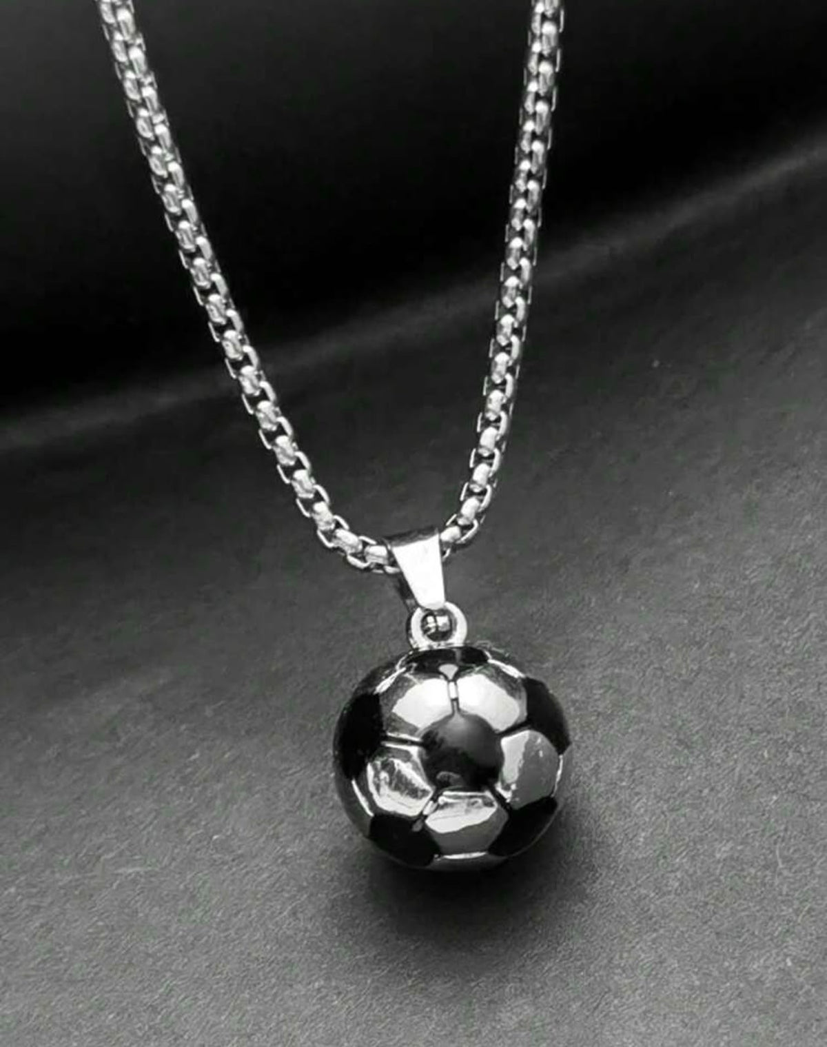 Collar con Colgante de Pelota