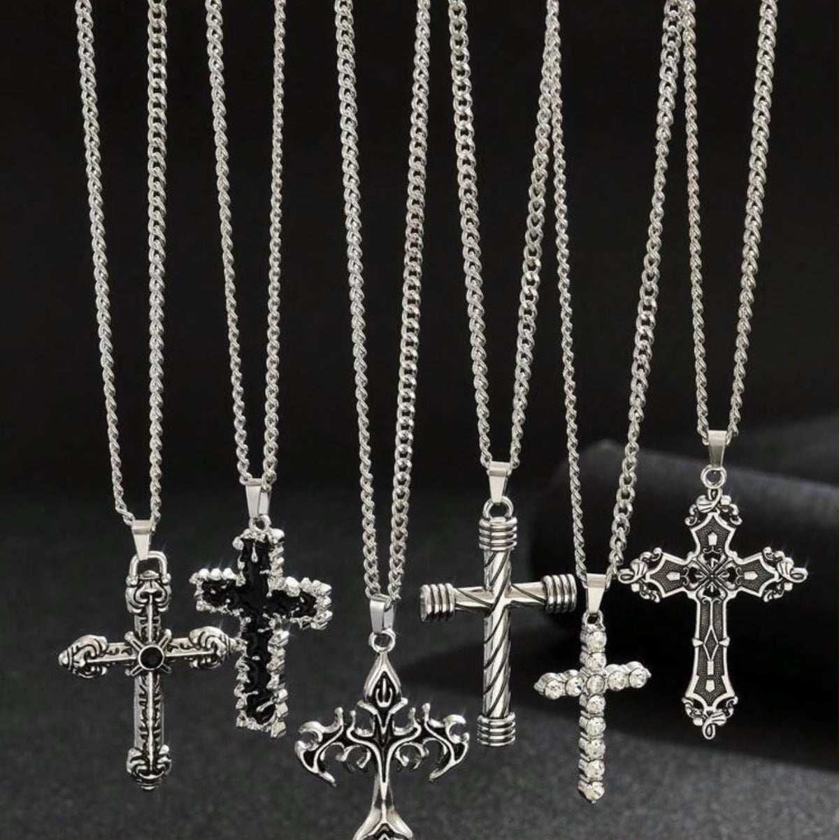 Collar con Colgante de Cruz (cada una $5)