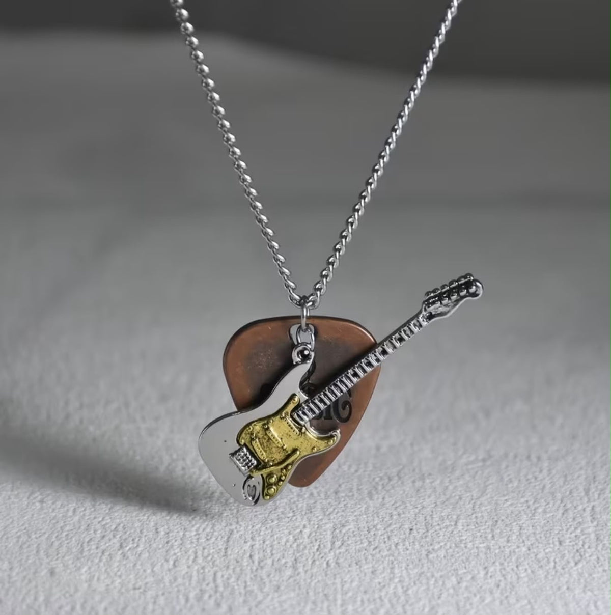 Collar con Colgante de Guitarra