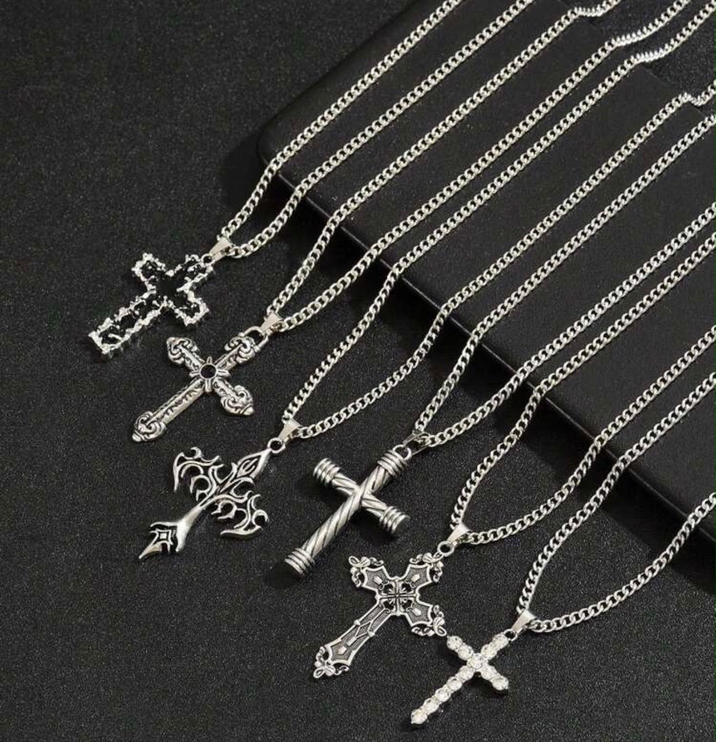 Collar con Colgante de Cruz (cada una $5)