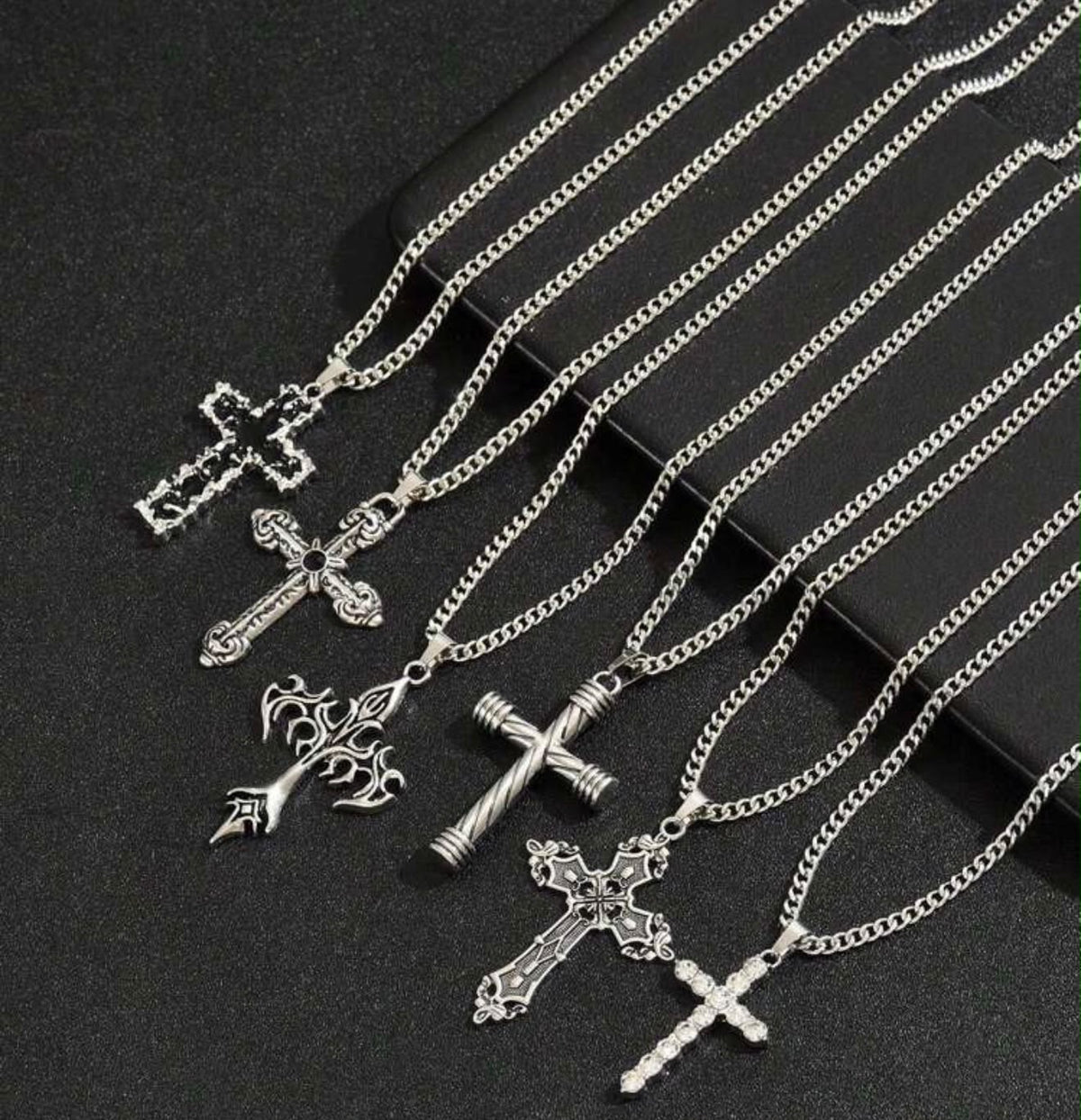 Collar con Colgante de Cruz (cada una $5)