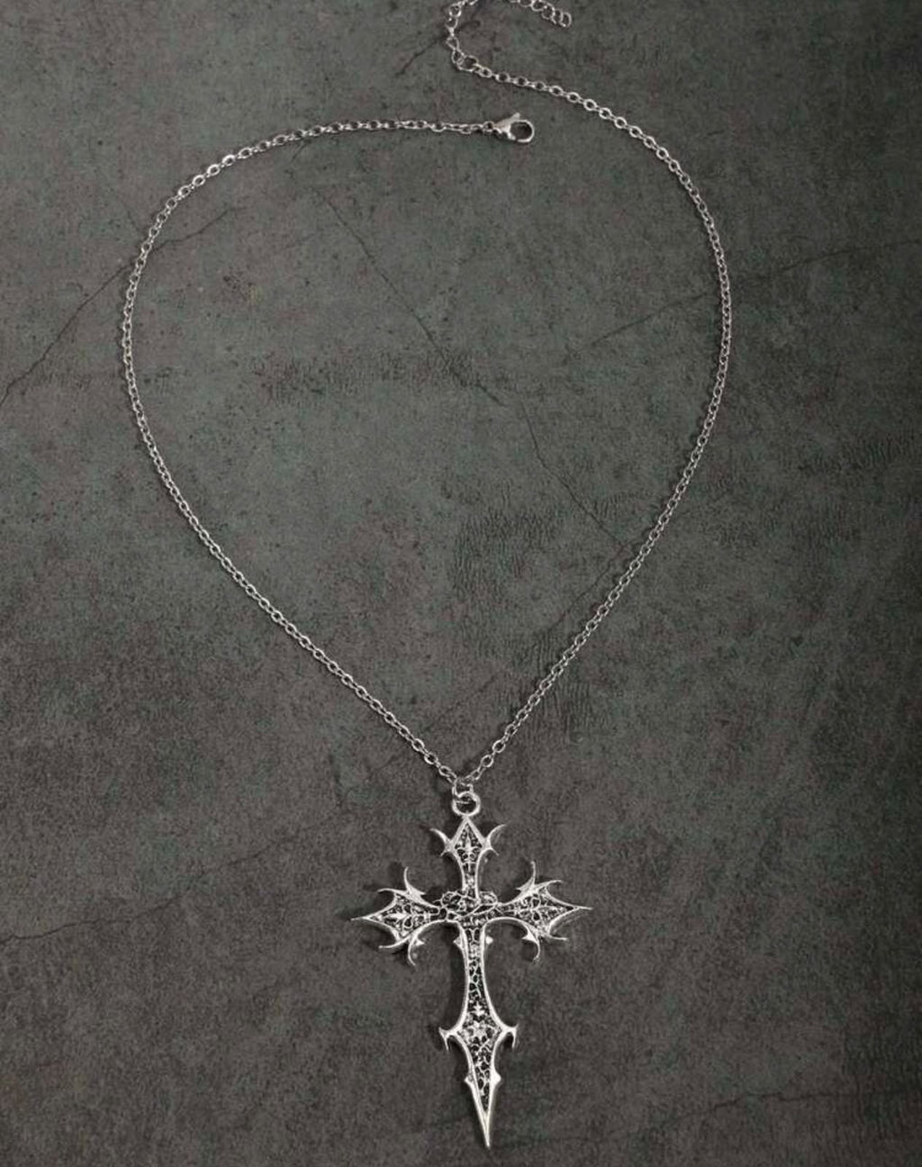 Collar con Colgante de Cruz con Flor