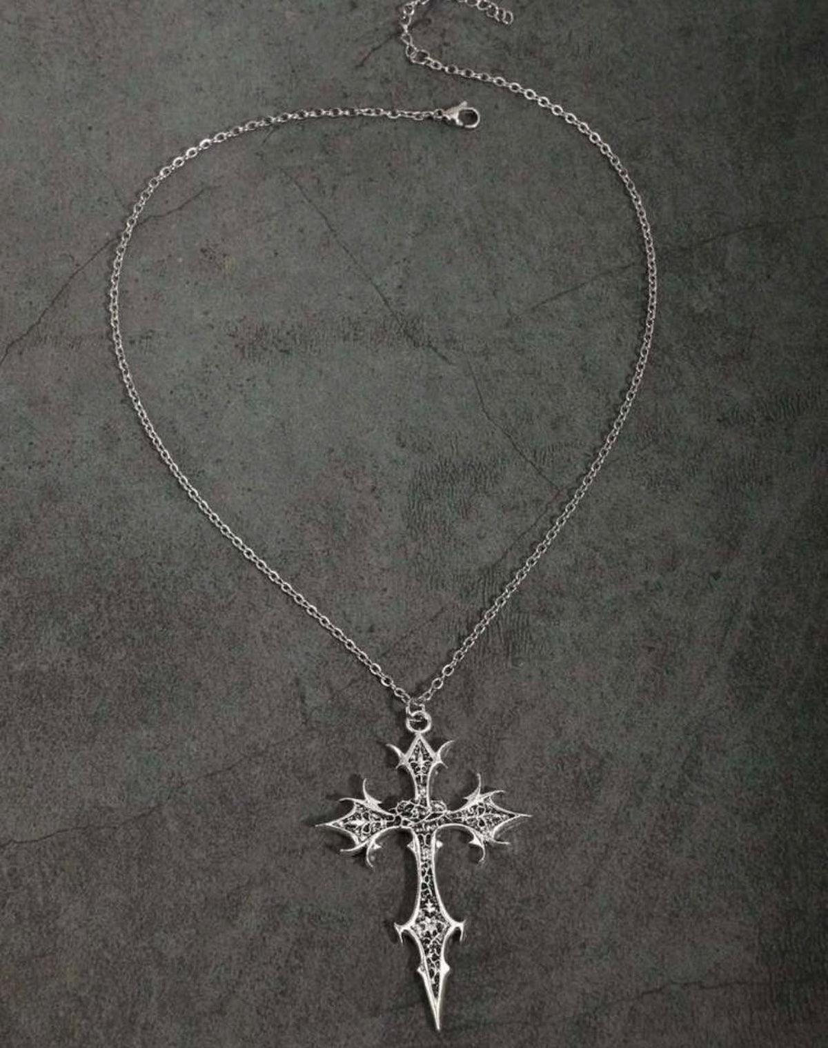 Collar con Colgante de Cruz con Flor