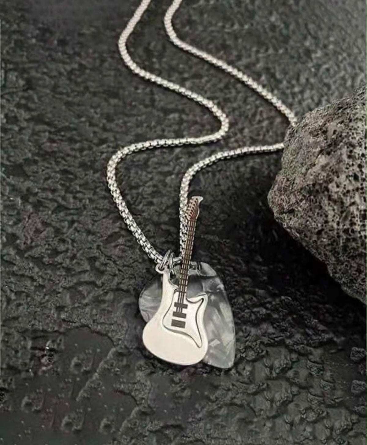 Collar con Colgante de Guitarra