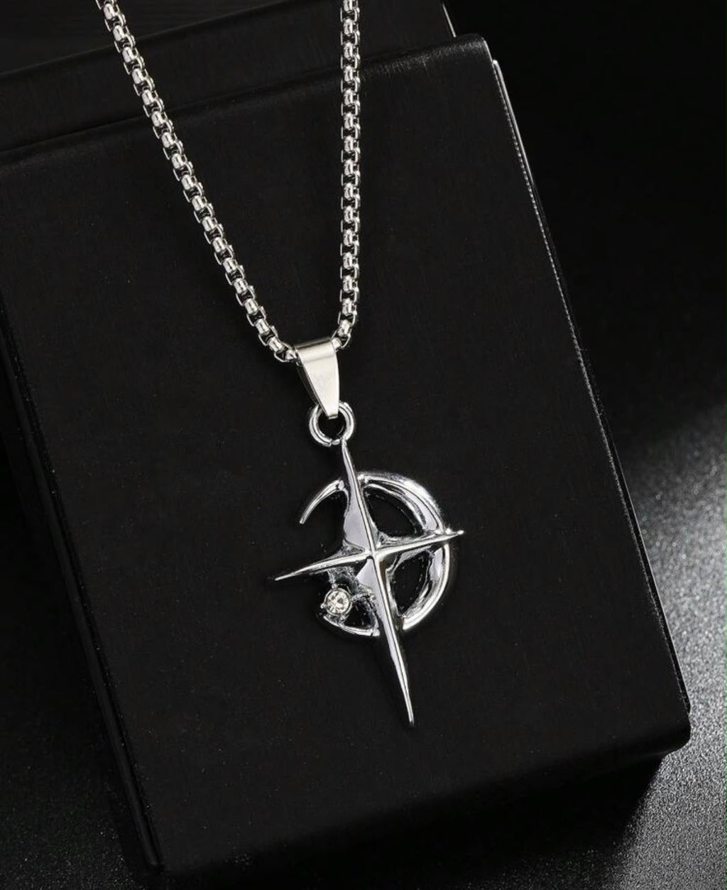 Collar con Colgante de Luna Creciente y Estrella